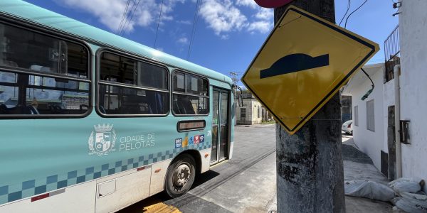 Após acidente fatal, redutor de velocidade é instalado na rua Uruguai
