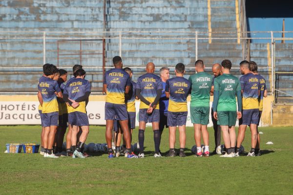 Escalação em jogo-treino indica ideia de jogo de Alessandro Telles