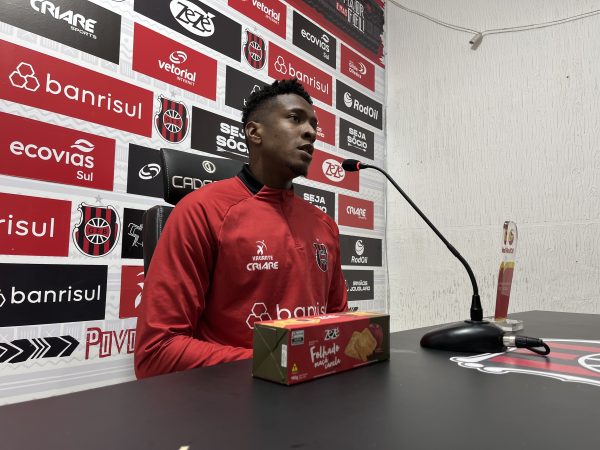 Jô destaca versatilidade e diz ser zagueiro “raiz”