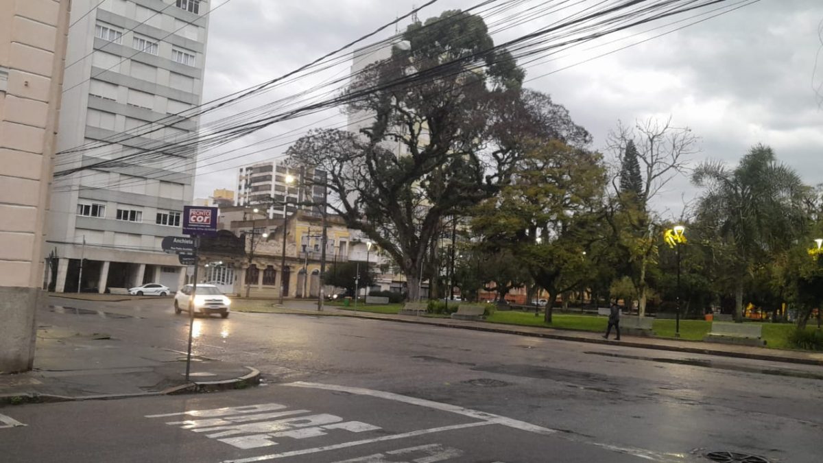 Quarta-feira de tempo chuvoso e alerta para tempestades na região