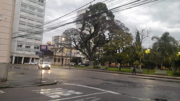 Quarta-feira de tempo chuvoso e alerta para tempestades na região