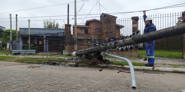 Carro derruba poste na Domingos de Almeida