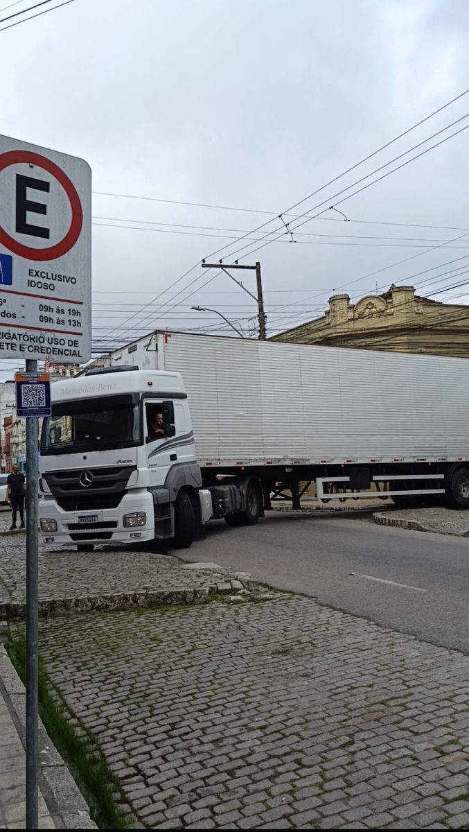 Caminhão de grande porte bloqueia ruas no Centro de Pelotas