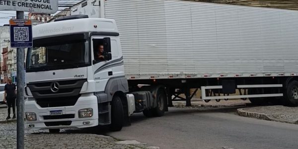 Caminhão de grande porte bloqueia ruas no Centro de Pelotas