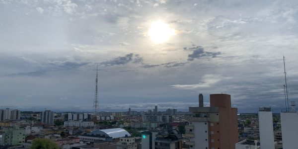 Início da primavera de sol entre nuvens e temperaturas baixas na região