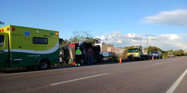 Carreta tomba sobre carro na BR-392