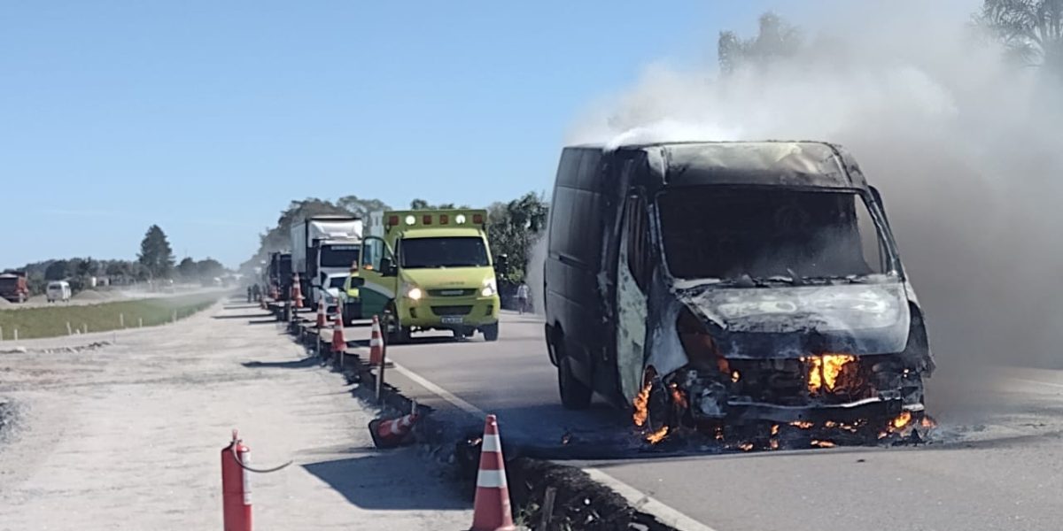 Veículo pega fogo na BR-116, em Cristal