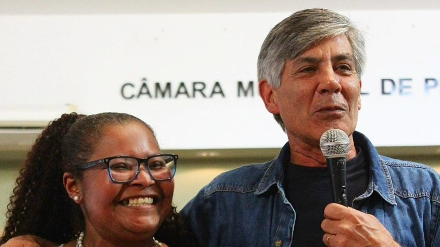 Justiça proíbe prefeito de Pelotas e vice de usarem redes sociais da prefeitura para “promoção pessoal”