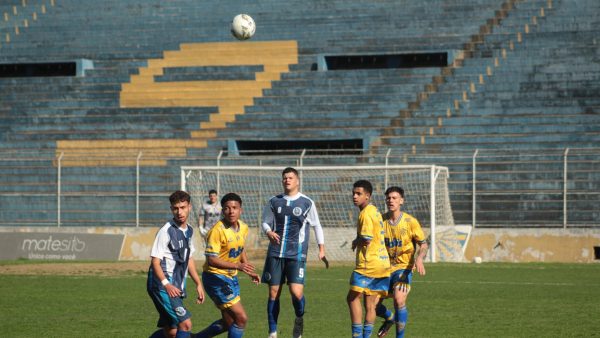 Zagueiro, dois volantes e atacante sobem para o profissional do Pelotas