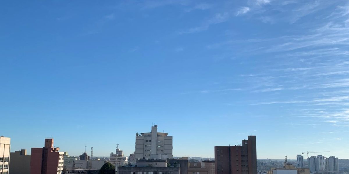 Terça-feira de sol e poucas nuvens na Zona Sul