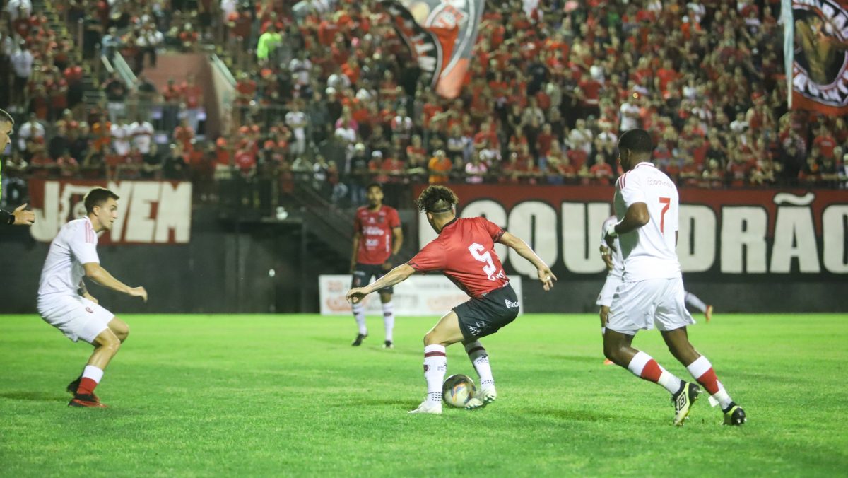 Alan ganha espaço com Gilson Maciel e vira titular do Brasil