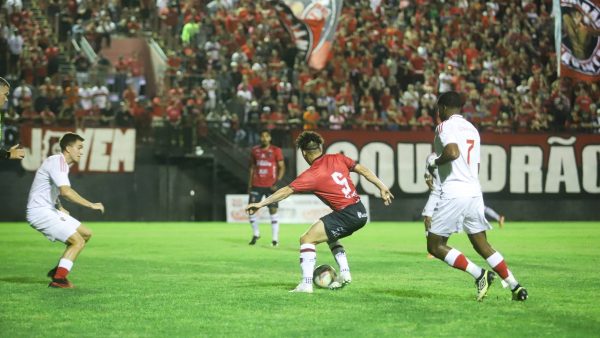Alan ganha espaço com Gilson Maciel e vira titular do Brasil