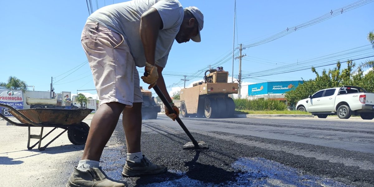 Obra de asfaltamento causa desvio na Adolfo Fetter