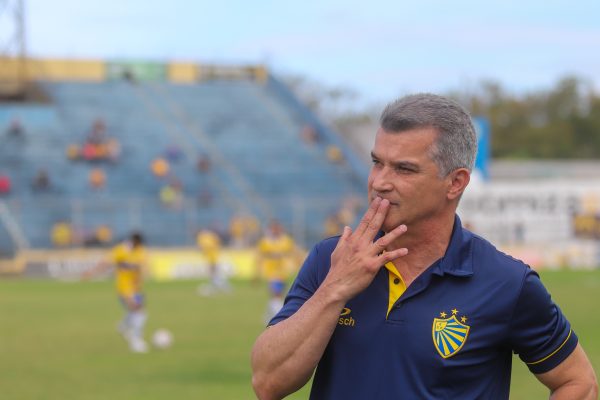 Telles elogia jogadores após goleada do Pelotas: “Fizeram o que a gente desenhou”