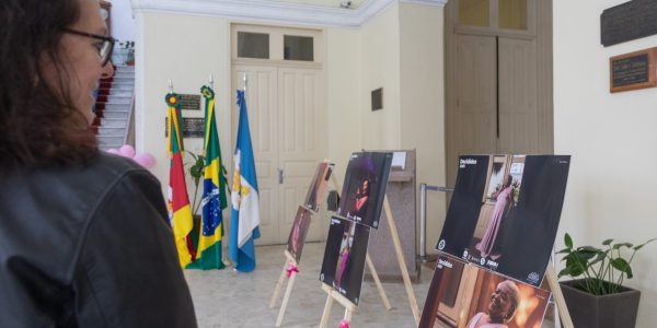 Mostra fotográfica ressignifica  a luta contra o câncer de mama