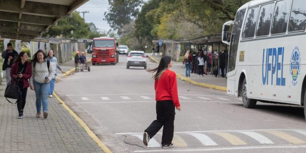UFPel amplia frota de ônibus após redução no transporte de apoio; estudantes convocam ato em defesa do serviço