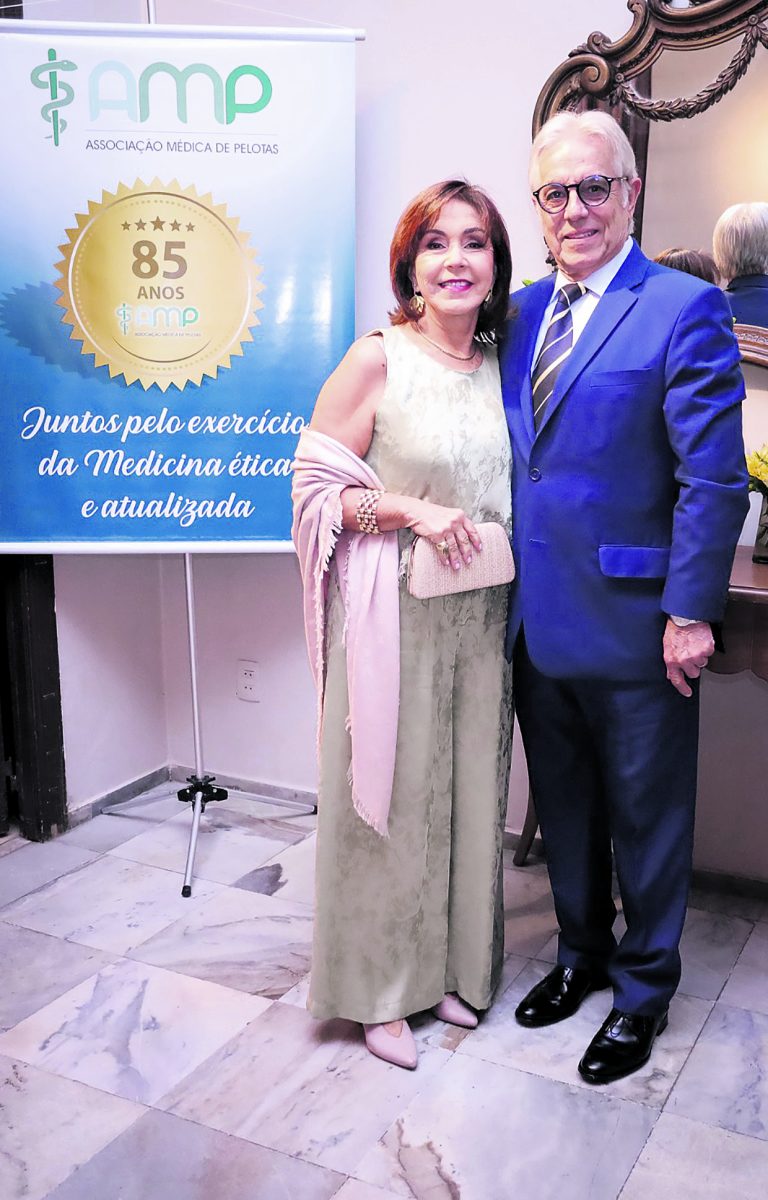 Sílvio Reis- Presidente da AMP e esposa Mary Reis - Dia do Médico