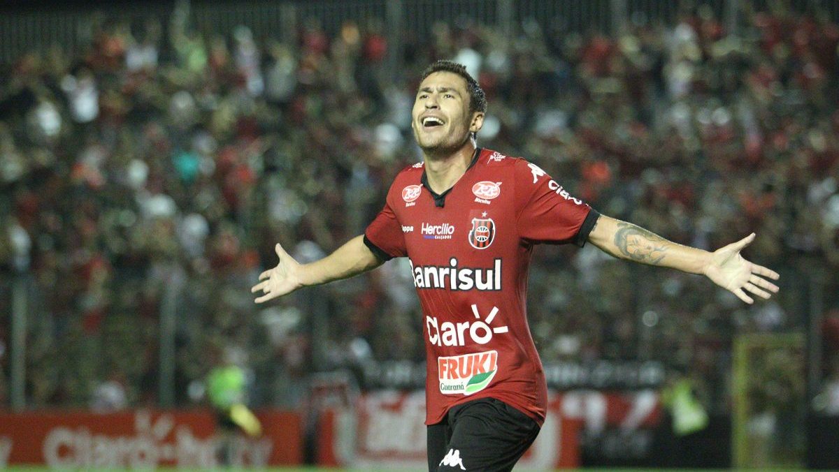 Marcos Paraná relembra clássico que decidiu com gol após estar fora dos relacionados