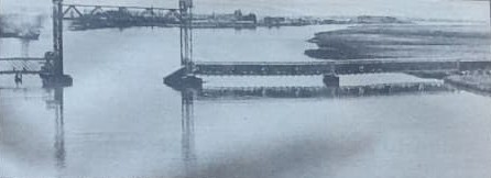 Locomotiva cai no vão da ponte móvel sobre o canal São Gonçalo