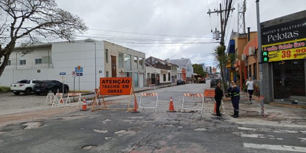Bloqueio na Gonçalves Chaves causa engarrafamento em ruas de Pelotas