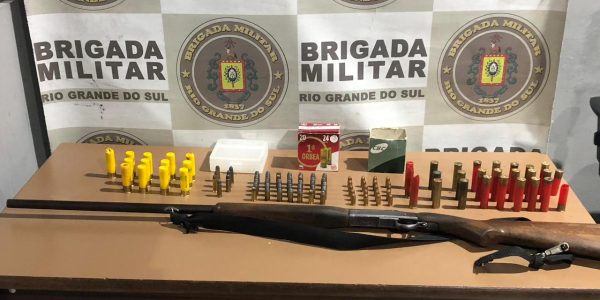 Brigada Militar prende homem por posse irregular de arma de fogo e munições em Pelotas