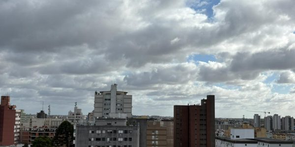 Semana inicia com céu nublado e temperaturas amenas na Zona Sul