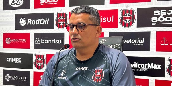 Gilson Maciel cobra equipe concentrada os 90 minutos: “É um jogo diferente”
