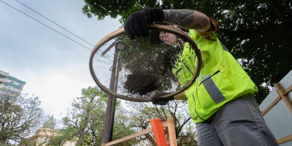 Escavações na Praça Coronel Osório revelam segredos do passado de Pelotas