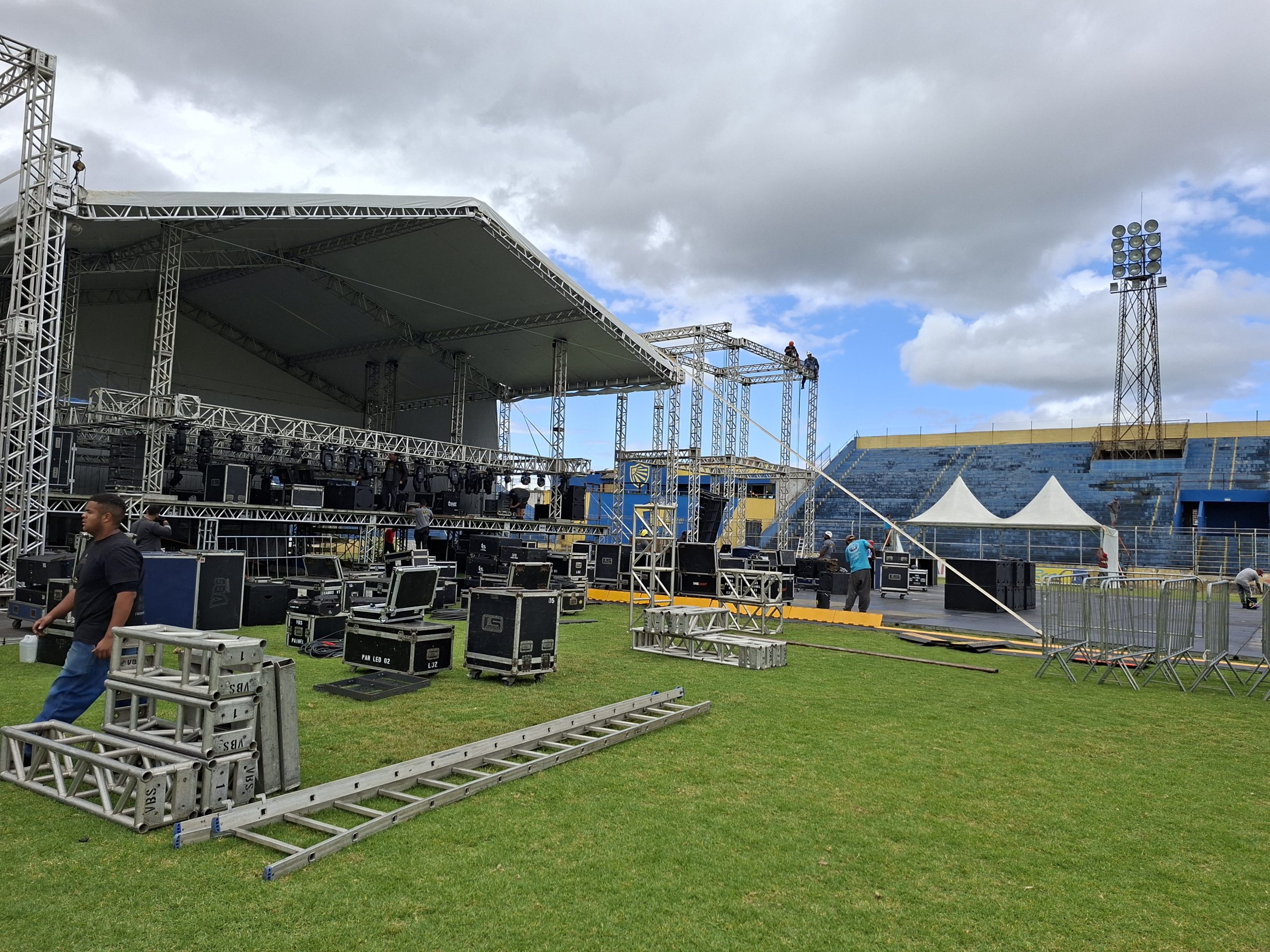 Gramado da Boca do Lobo já recebe estrutura para show