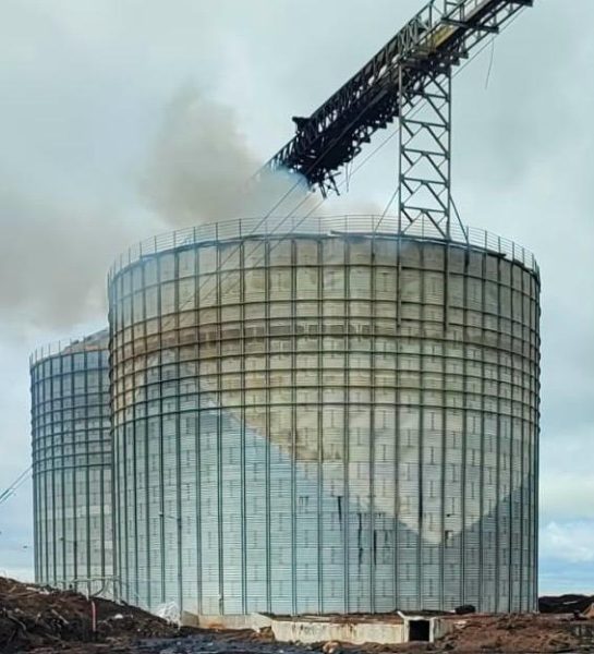 Bombeiros monitoram fogo em silo de grãos em Arroio Grande