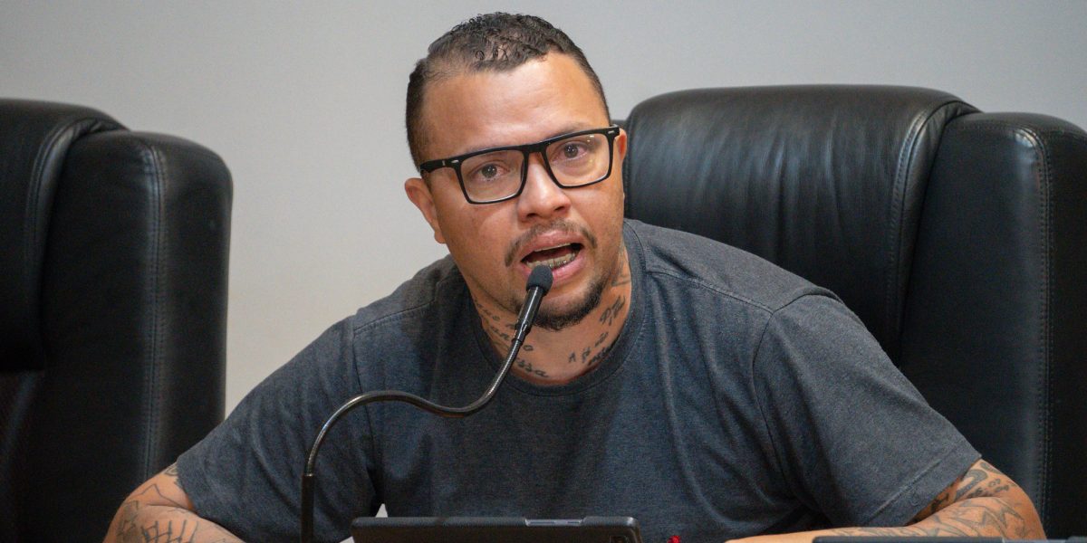 Michel Promove registra boletim de ocorrência por injúria racial