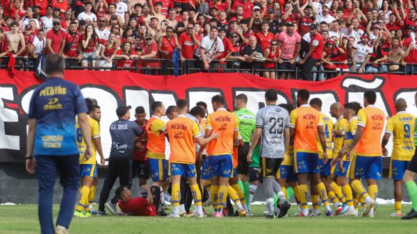Árbitro relata pisão de Lucas Hulk e arremessos de objetos no gramado