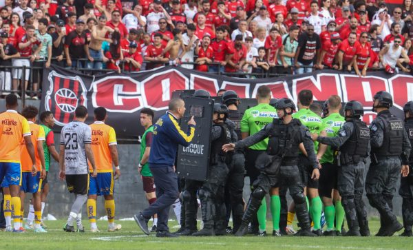 Árbitro relata pisão de Lucas Hulk e arremessos de objetos no gramado