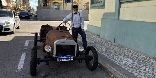 Carro construído por inventor pelotense vira atração no Centro Histórico