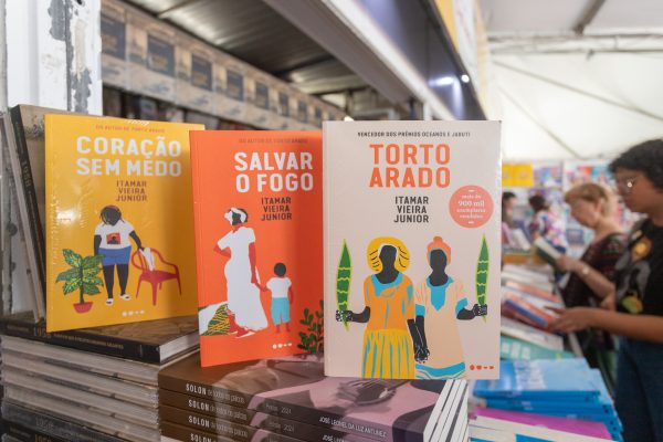 Presença de autores impulsiona vendas na Feira do Livro; Torto Arado lidera ranking