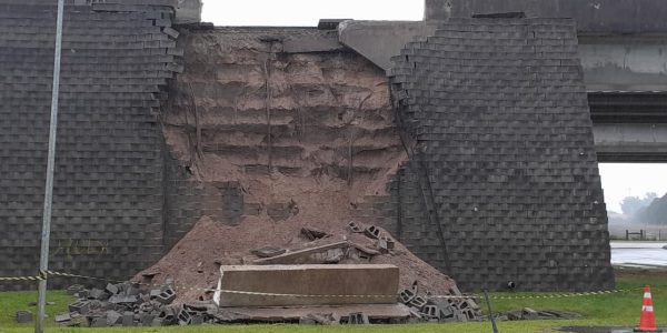 Tráfego é desviado no viaduto da BR-116 em Pelotas após desmoronamento lateral